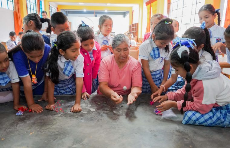 ¡ADULTOS MAYORES INTERACTÚAN CON LOS NIÑOS!