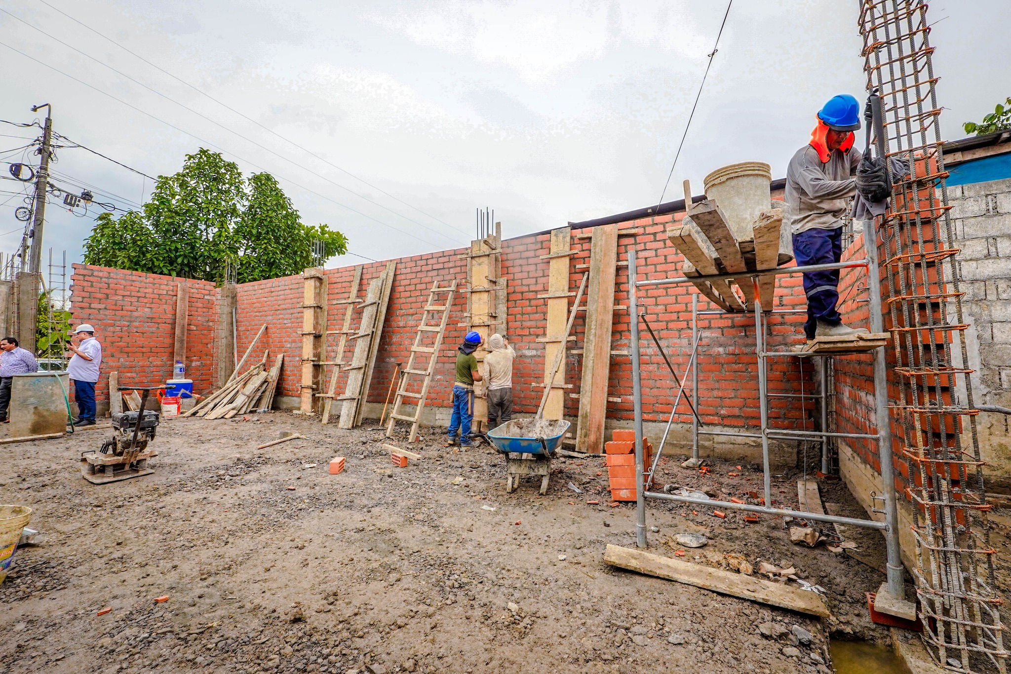 ¡OBRAS Y MÁS OBRAS CON MARX FUENTES!