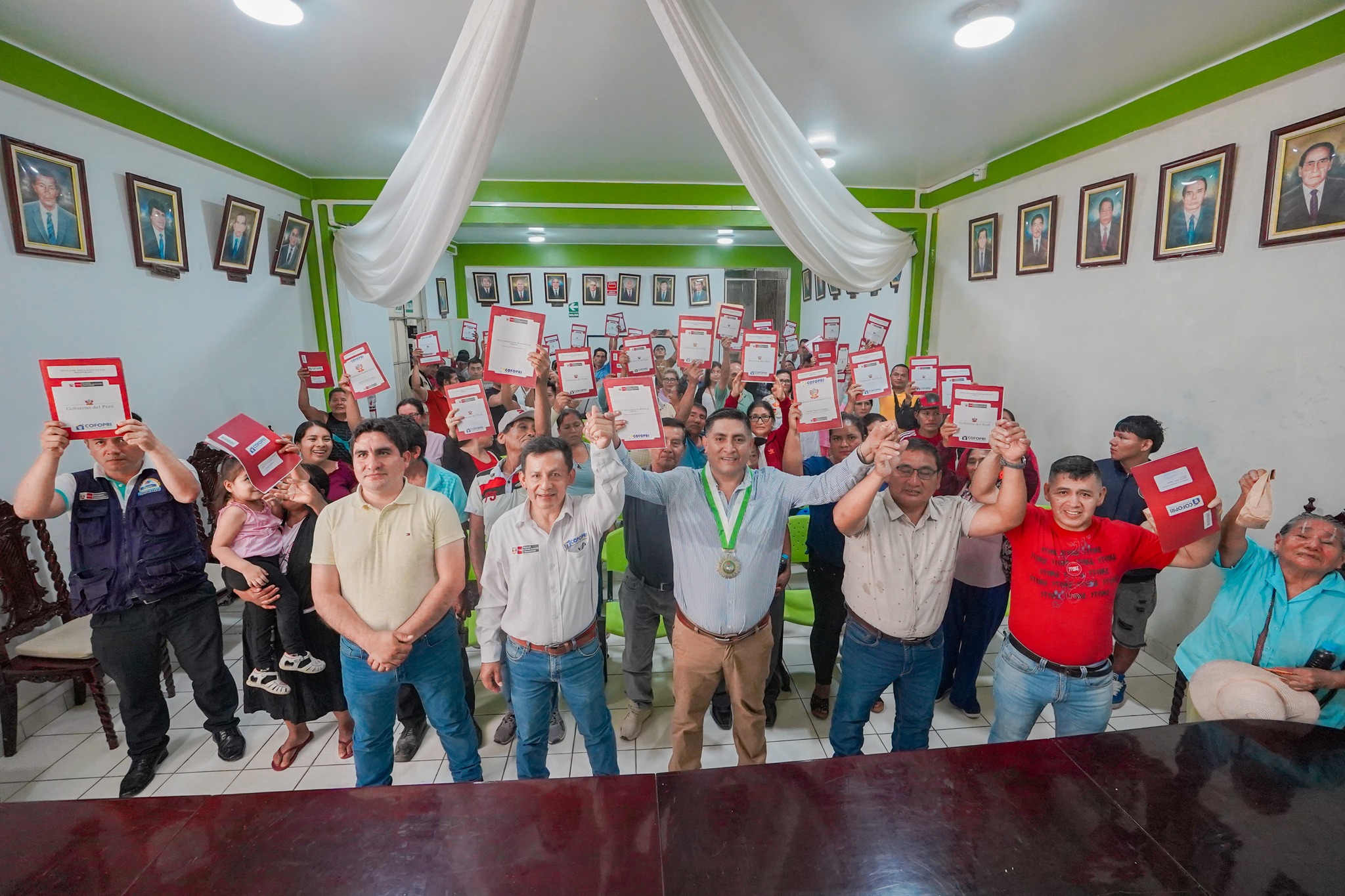 COFOPRI Y MUNICIPALIDAD DE LEONCIO PRADO ENTREGAN 254 TÍTULOS DE PROPIEDAD A FAMILIAS EN TINGO MARÍA