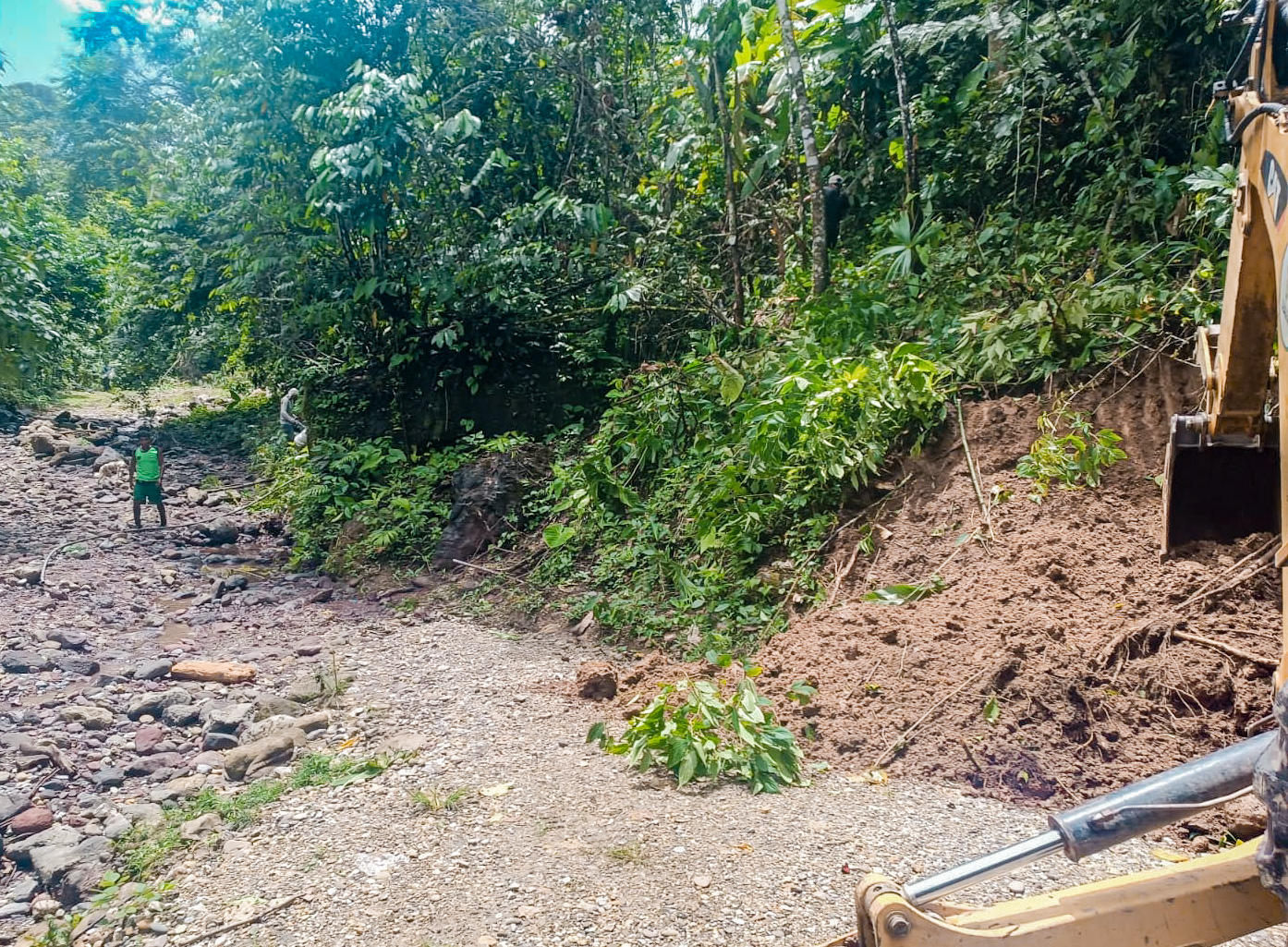 «Maquinaria En Accion, Recuperación de Vía en San Juan de Porvenir»